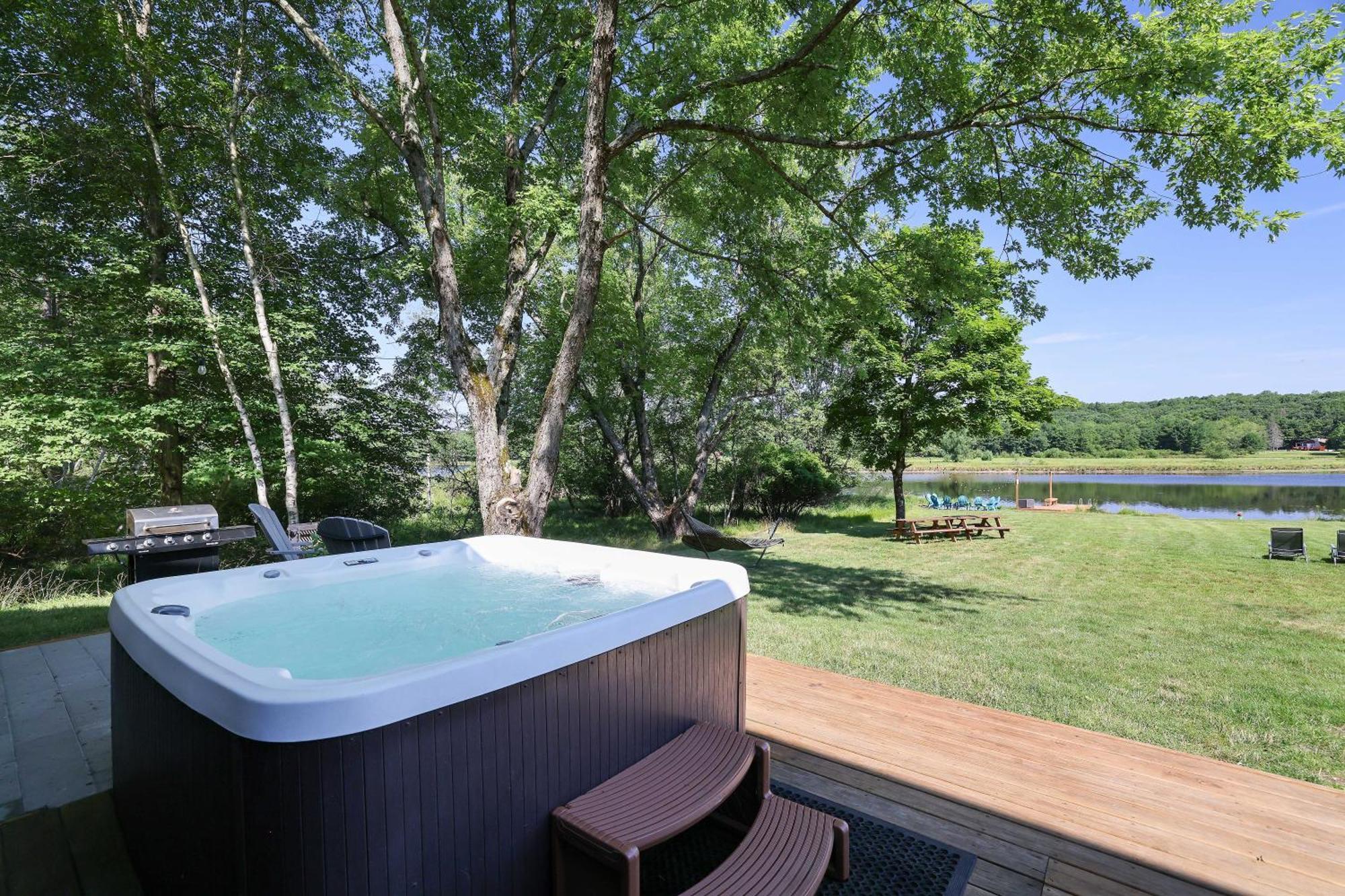 Poconos Brand New Lakefront Oasis 1 Acre, Hottub Gameroom Firepits Talk About Privacy Albrightsville Exterior foto